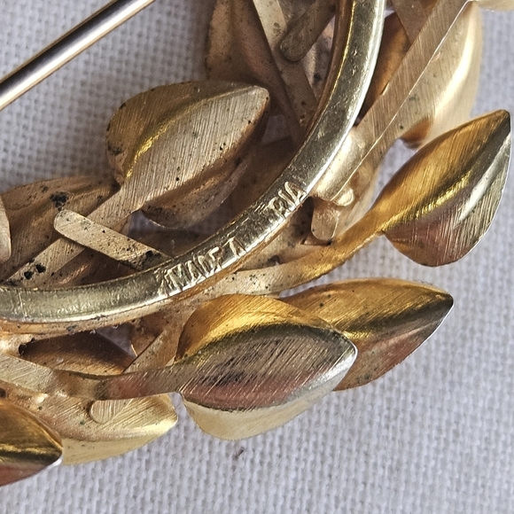 Vtg Austrian Gold Tone Red Lucite Wreath Brooch - Picture 5 of 7